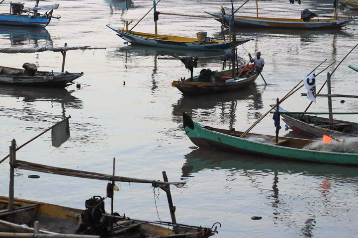 Sejumlah perahu nelayan ditambatkan di Pantai Kenjeran, Surabaya, Jawa Timur, Sabtu (27/5/2017).