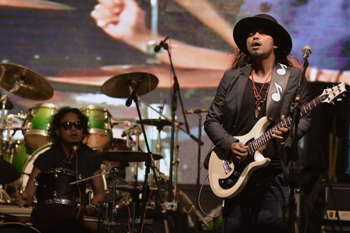 Vokalis sekaligus gitaris kelompok musik Gugun Blues Shelter (GBS), Gugun (kanan), beraksi di atas panggung saat berkolaborasi dengan musisi Indra Lesmana.