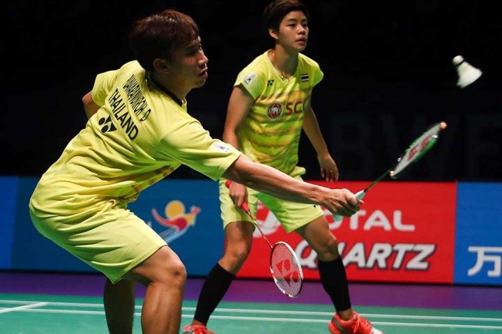 Thailand unggul terlebih dahulu atas Korsel lewat ganda campuran Dechapol Puavaranukroh/Sapsiree Taerattanachai yang mengalahkan Choi Sol-gyu/Chae Yoo-jung 21-16 dan 21-12.  AFP/Patrick Hamilton