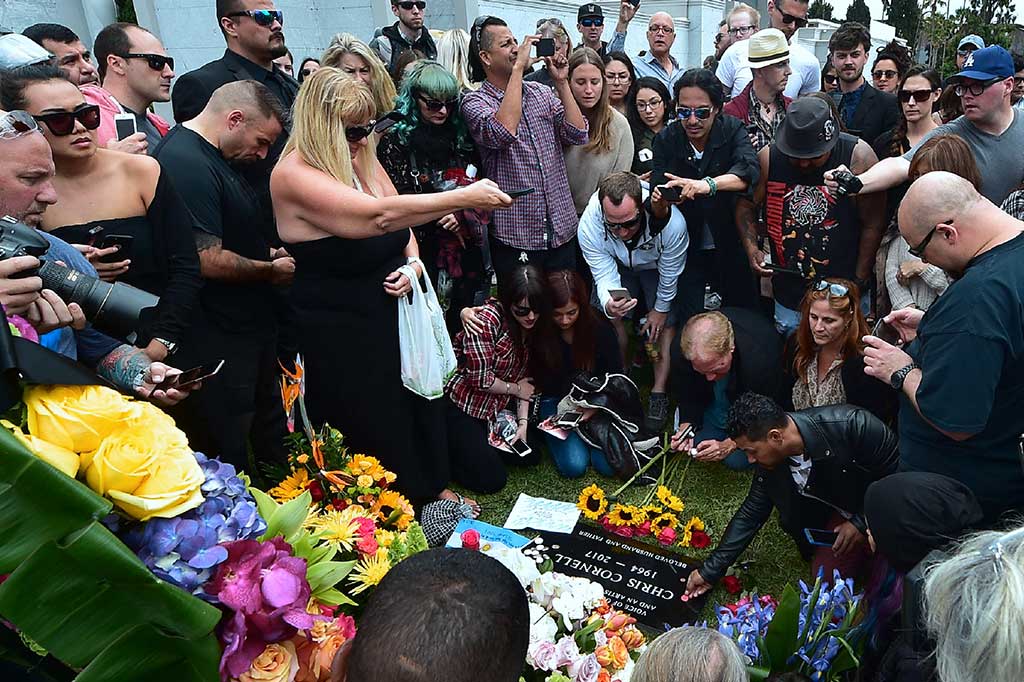 Cornell, 52, dimakamkan, Jumat, setelah ditemukan tewas di hotelnya di Detroit pekan lalu, beberapa jam setelah bandnya menggelar konser di kota itu. Kantor Pemeriksa Medis Detroit menyatakan Cornell bunuh diri dengan cara gantung diri.