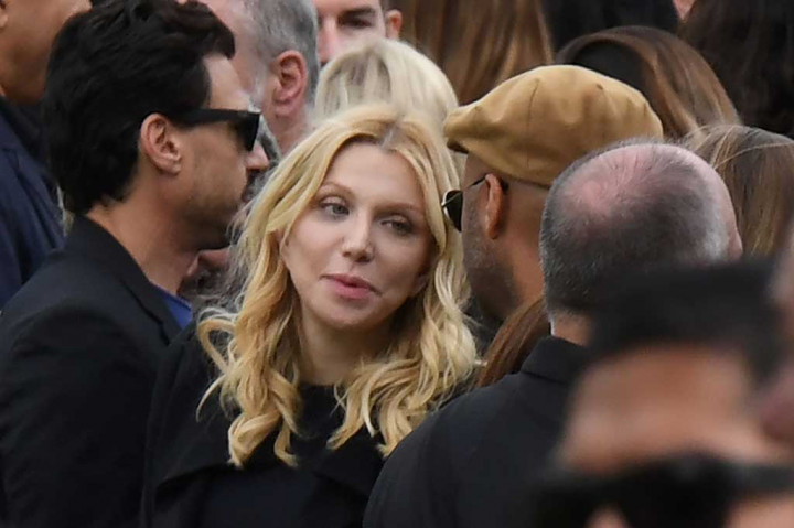 Aktris Courtney Love menghadiri upacara pemakaman Cornell.