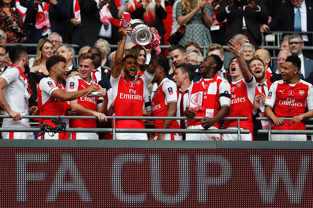 Para pemain Arsenal meluapkan kegembiraan dengan mengangkat trofi Piala FA yang baru saja mereka raih. 
