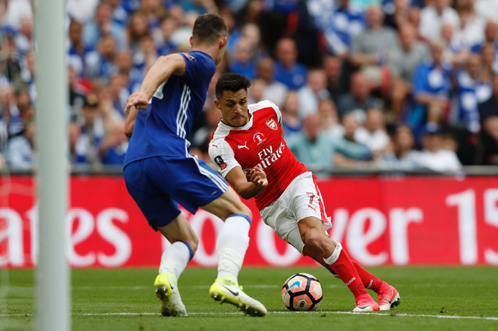 Arsenal berhasil membuka keunggulan saat pertandingan baru berjalan empat menit lewat Alexis Sanchez.