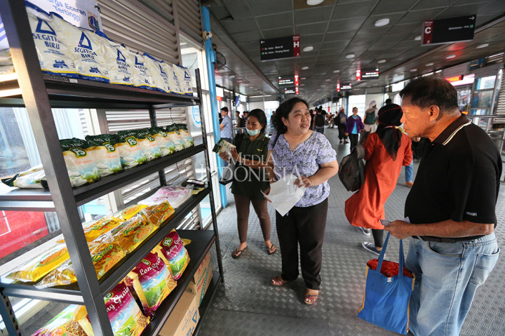 Sebanyak 23 halte transjakarta sejak, Jumat (26/5/2017) lalu mulai melakukan penjualan bahan pokok atau sembako selama Ramadhan.
