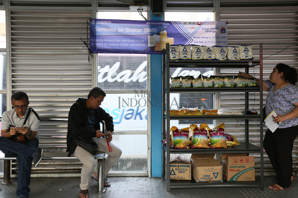 Harga bahan pangan pokok yang dipasarkan di halte TransJakarta, yakni beras dijual dengan harga Rp 45.000 untuk 5 liter, minyak goreng senilai Rp 11.000/kg, terigu Rp 8.500/kg, dan gula Rp 12.500/kg.