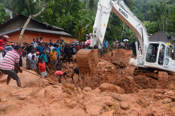 Jumlah korban tewas akibat banjir dan tanah longsor di Sri Lanka menjadi 122 orang. Sementara itu pusat manajemen bencana pemerintah menyebutkan 97 orang masih dinyatakan hilang.