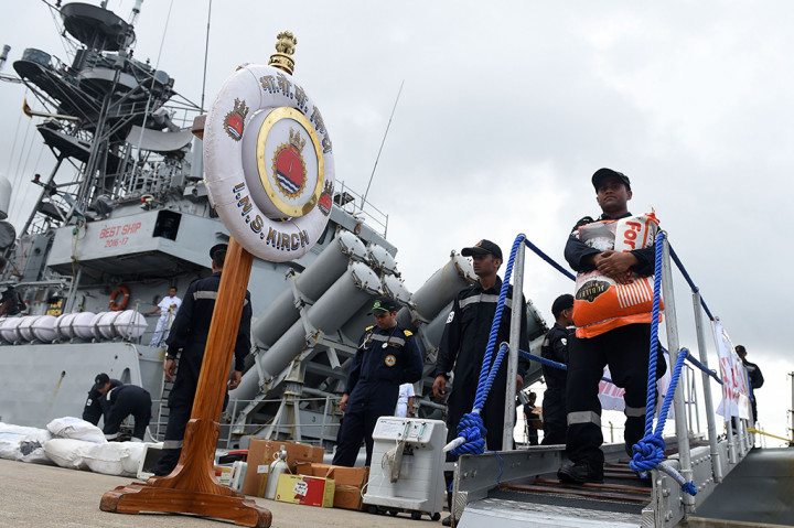 Salah satu bantuan internasional yang telah tiba berasal dari India. Dengan membawa bantuan, tiga kapal angkatan laut India menjadi yang pertama tiba di Kolombo, pada Sabtu (27/5) malam.