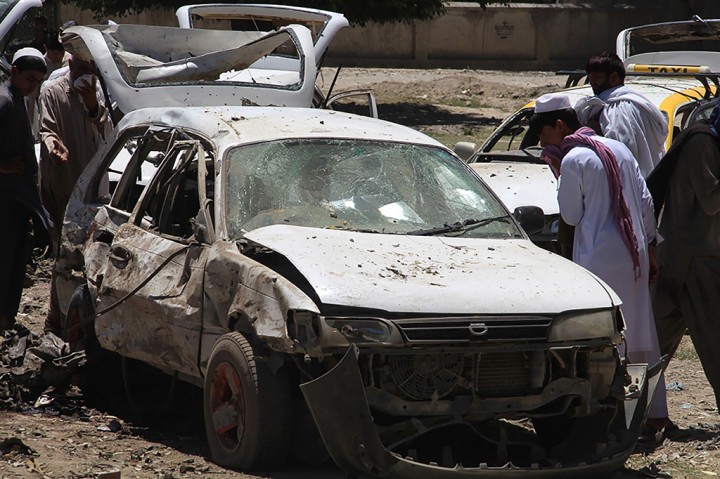 
Bom mobil bunuh diri ini menargetkan satuan khusus pasukan Afghanistan yang mengamankan pasukan Amerika di daerah itu.
