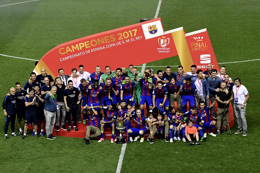 Barcelona menutup musim 2016-2017 dengan meraih trofi Copa del Rey atau Piala Raja seusai menang 3-1 atas Deportivo Alaves.