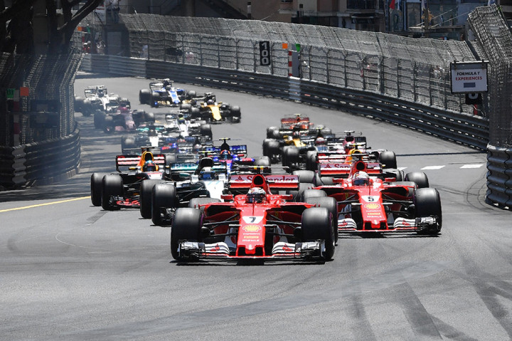 Satu strategi pit yang jitu membuatnya bisa menyalip rekan setimnya, Kimi Raikkonen yang menempati pole.
