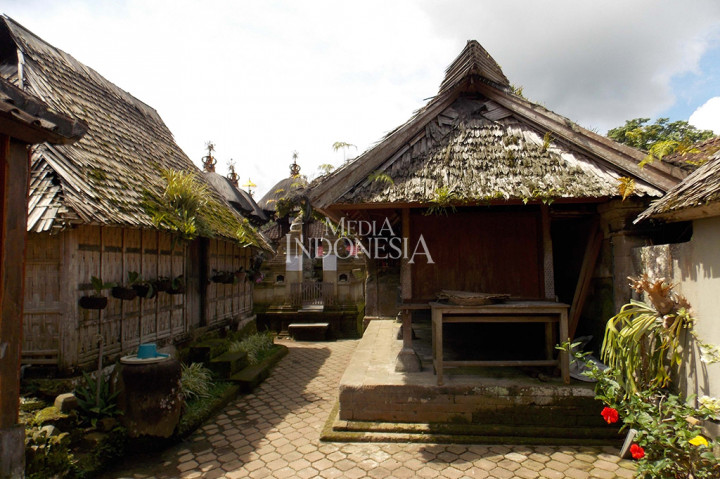 Suasana di dalam salah satu kawasan permukiman di Desa Penglipuran. Kesederhanaan yang merupakan salah satu ajaran leluhur dipegang teguh oleh warga desa ini secara turun-temurun, termasuk dalam membangun tempat tinggal.