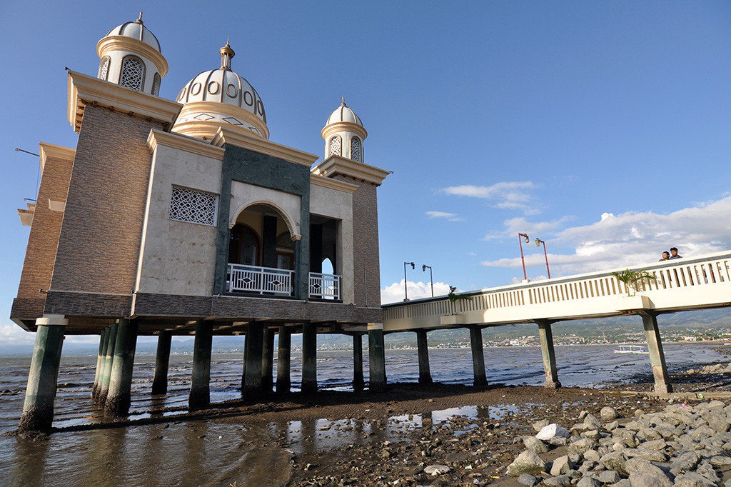 Ngabuburit di Masjid Terapung Palu