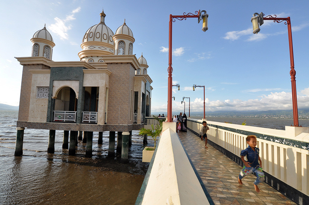 Ngabuburit di Masjid Terapung Palu