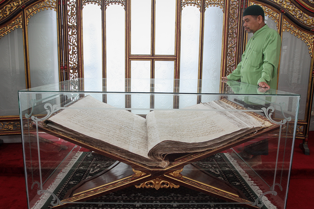 Melihat Alquran Raksasa di Solo