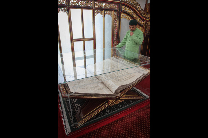 Melihat Alquran Raksasa di Solo