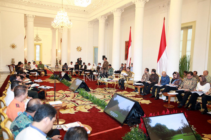 Seluruh menteri Kabinet Kerja dan kepala lembaga diundang dalam rapat ini.