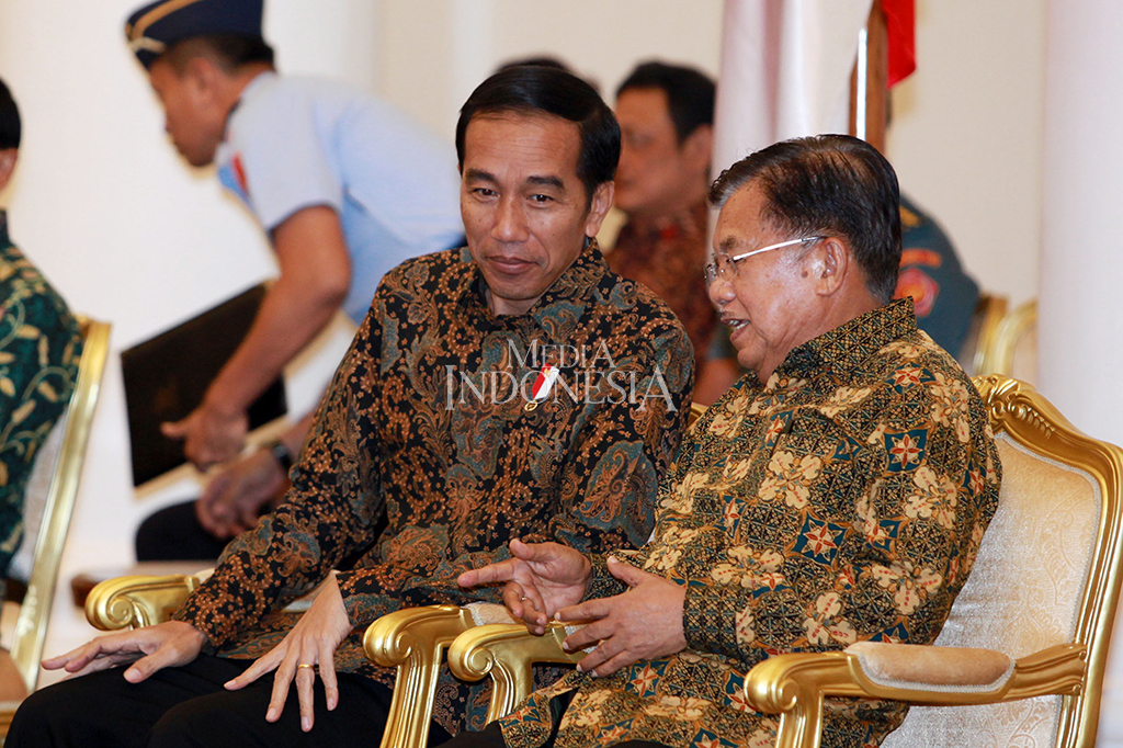 Presiden Joko Widodo dan Wakil Presiden Jusuf Kalla berbincang-bincang sebelum mengikuti sidang kabinet paripurna di Istana Bogor, Jawa Barat.