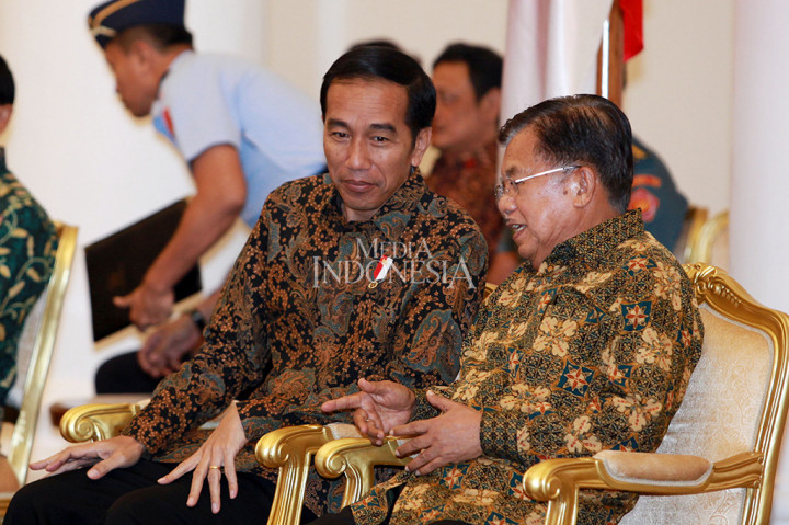 Presiden Joko Widodo dan Wakil Presiden Jusuf Kalla berbincang-bincang sebelum mengikuti sidang kabinet paripurna di Istana Bogor, Jawa Barat.
