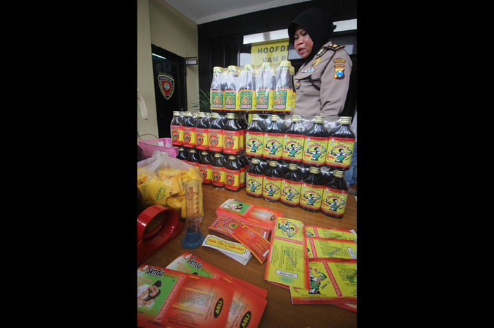 Polres Surabaya Sita Ratusan Botol Jamu Ilegal