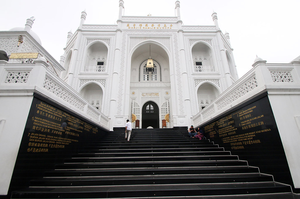 Melihat Kemegahan Masjid Ramlie Musofa