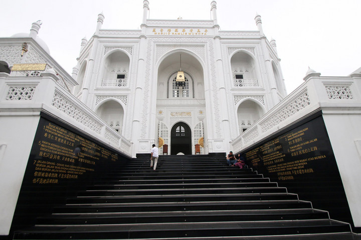 Melihat Kemegahan Masjid Ramlie Musofa