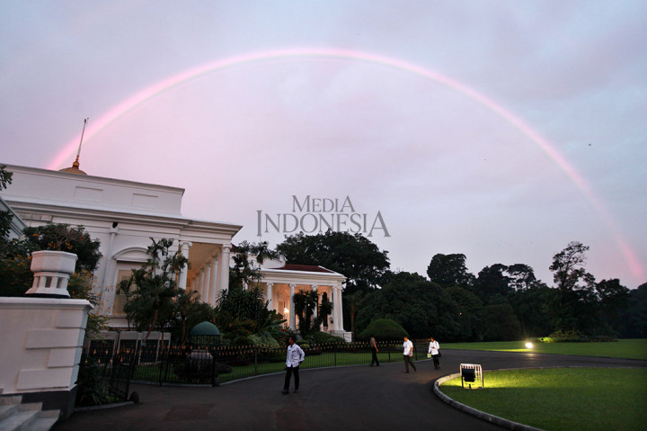 Pelangi menghiasi Istana Bogor saat berlangsungnya buka puasa bersama Presiden Joko Widodo dan Wapres Jusuf Kalla serta jajaran menteri Kabinet Kerja dan pimpinan lembaga negara, Bogor, Jawa Barat.