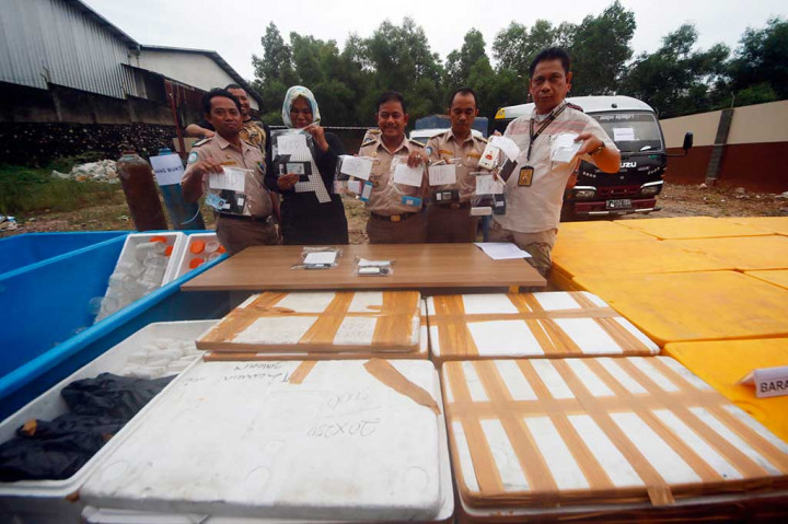 Petugas KSKP Pelabuhan Bakauheni, Lampung menunjukkan barang bukti bibit lobster asal Jakarta yang tidak dilengkapi dokumen resmi saat gelar perkara di Kantor Kementerian Kelautan dan Perikanan Badan Karantina Ikan, Pengendalian Mutu dan Keamanan Hasil Perikanan Kelas I Lampung, Senin (29/5/2017).