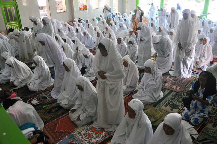 Sejumlah santri sepuh (tua) melakukan salat sunah di Masjid Agung Payaman, Komplek Pondok Pesantren Sepuh, Payaman, Magelang, Jateng, Senin (29/5/2017).