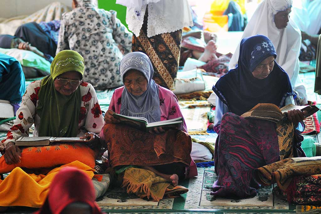 Sejumlah santri sepuh membaca Alquran di serambi Masjid Agung Payaman, Komplek Pondok Sepuh, Payaman, Magelang.