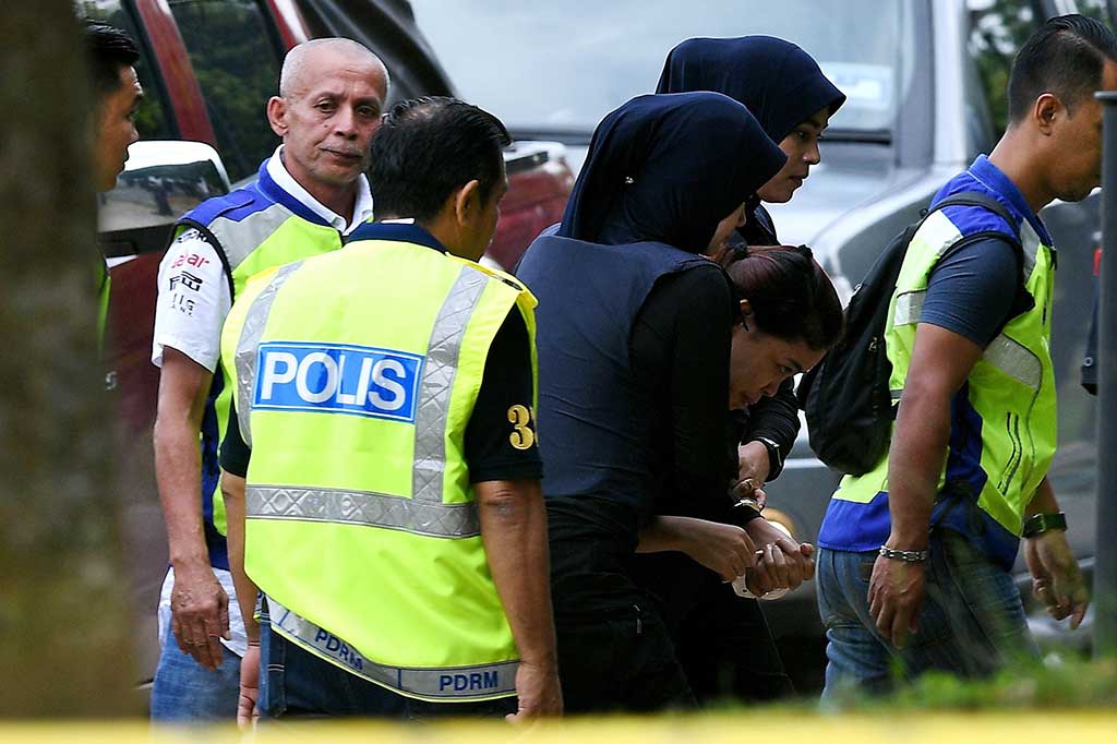 Warga negara Indonesia Siti Aisyah mendapat pengawalan ketat dari aparat saat memasuki Pengadilan Tinggi Sepang, Malaysia, Selasa (30/5/2017).