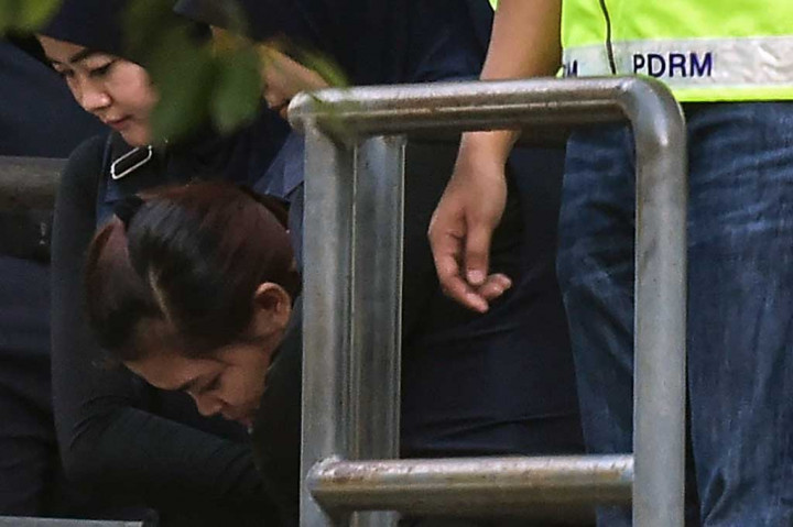 Sebelumnya dalam pembacaan dakwaan di Mahkamah Majistret Sepang Selangor, Selasa (1/3/2017) disebutkan Siti Aisyah dan Doan Thi Huong bersama empat orang lagi yang masih bebas pada 13 Februari 2017 telah membunuh saudara tiri pemimpin Korea Utara Kim Jong Un tersebut pada pukul 09.00 pagi di Keberangkatan Lapangan Antar Bangsa Kuala Lumpur 2 (KLIA 2), Daerah Sepang, Selangor Darul Ehsan.