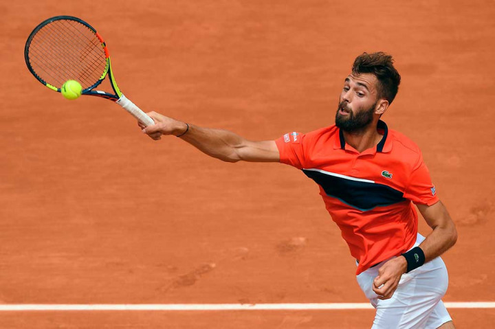 Paire berusaha mengembalikan bola ke arah Nadal.