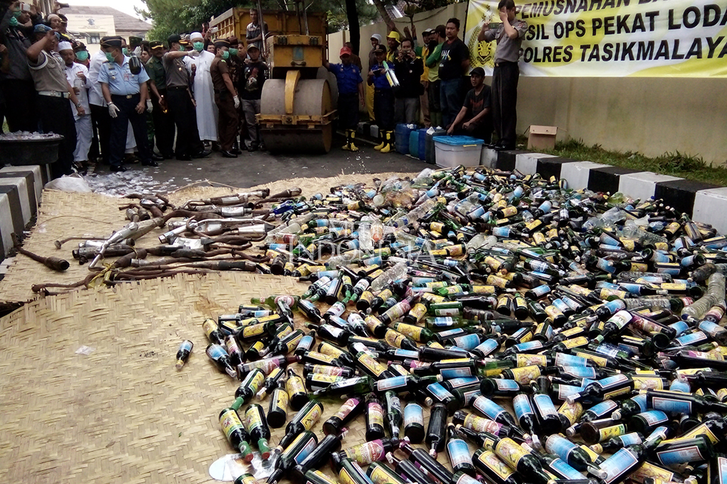 Polres Tasikmalaya Musnahkan Ribuan Botol Miras