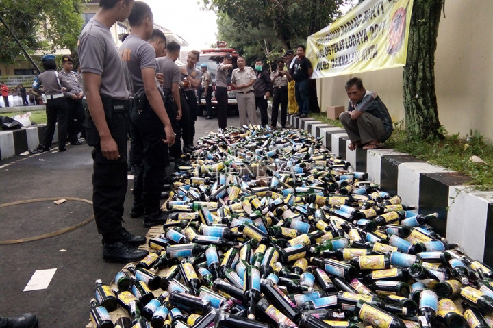Polres Tasikmalaya Musnahkan Ribuan Botol Miras