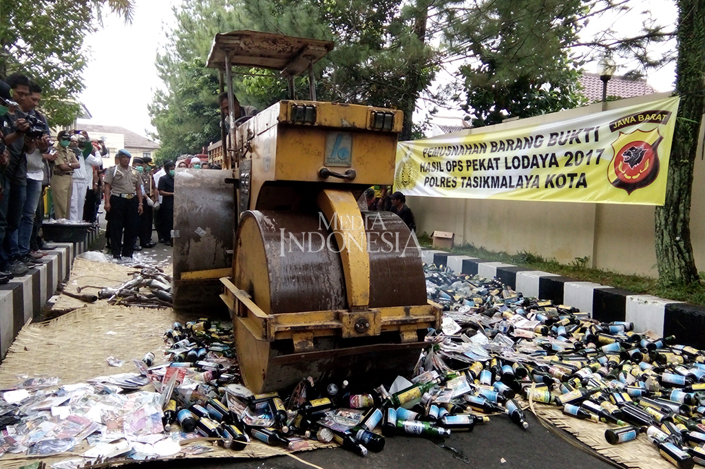 Polres Tasikmalaya Musnahkan Ribuan Botol Miras