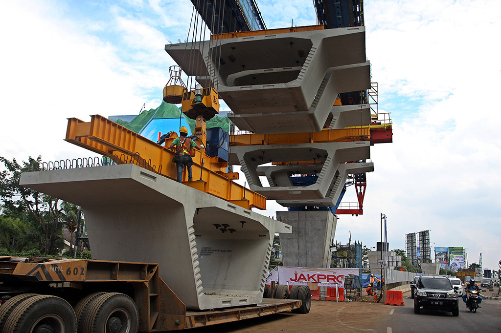 Pemasangan Gelagar LRT Veldrome-Kelapa Gading