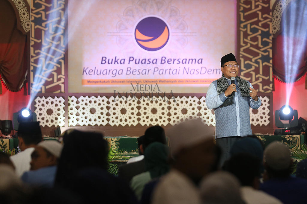 Ustadz Buchori Muslim menyampaikan tausiah saat acara Buka Puasa Bersama Keluarga Besar Partai NasDem di DPP Partai NasDem, Jakarta.