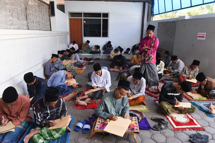 Santri Ponpes Lirboyo Mengaji Kitab Kuning