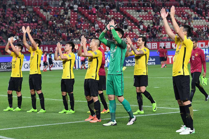 Para pemain Guangzhou Evergrande melakukan selebrasi usai laga melawan Kashima Antlers pada leg kedua 16 besar Liga Champions di Kashima, Ibaraki, Selasa (30/5/2017). 