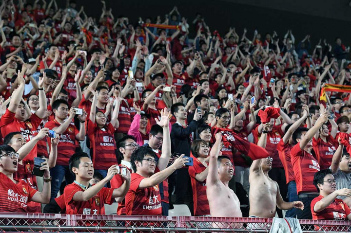 Para suporter Guangzhou menyambut keberhasilan tim kesayangannya. Meski kalah 1-2, Guangzhou tetap melaju ke perempat final berkat keunggulan gol tandang. Pada leg pertama pasukan Luiz Felipe Scolari tersebut unggul 1-0.