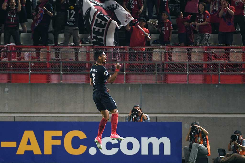 Pada leg pertama di Kashima, tuan rumah unggul terlebih dahulu lewat Pedro Junior.