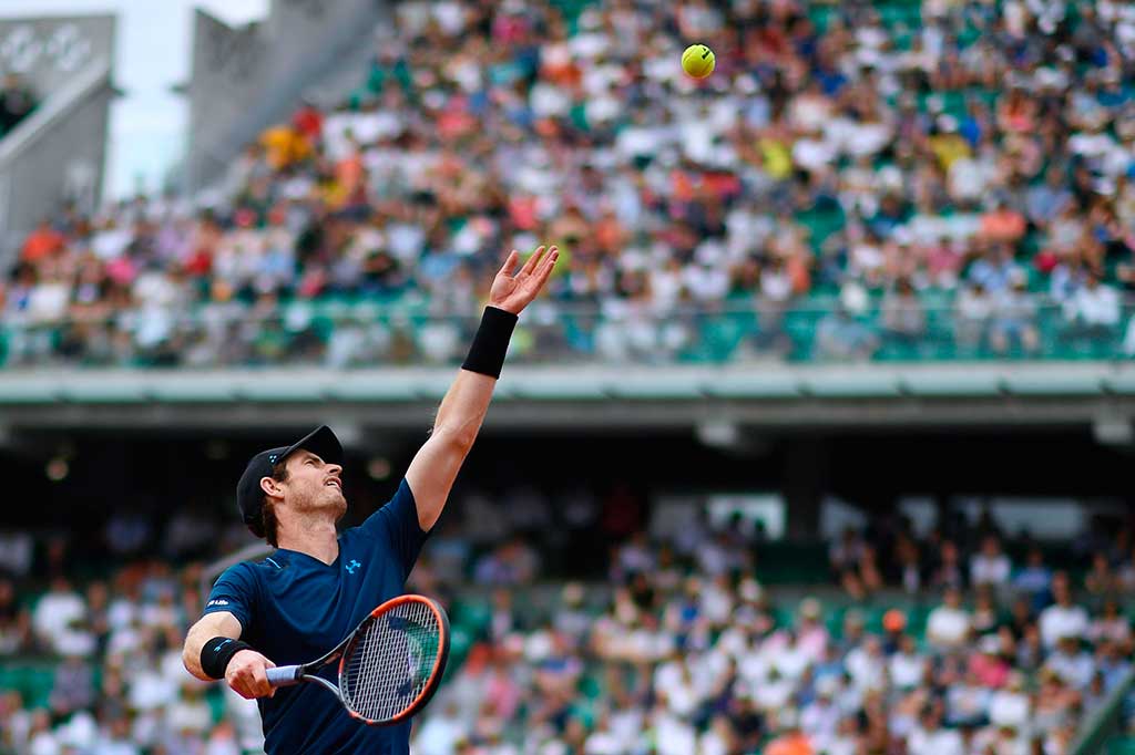 Petenis Britania Raya Andy Murray melancarkan servis ke arah petenis Rusia Andrey Kuznetsov pada babak pertama Prancis Terbuka, di Roland Garros, Selasa (30/5/2017) waktu setempat.