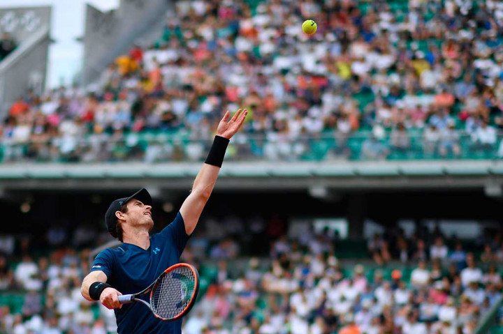 Petenis Britania Raya Andy Murray melancarkan servis ke arah petenis Rusia Andrey Kuznetsov pada babak pertama Prancis Terbuka, di Roland Garros, Selasa (30/5/2017) waktu setempat.