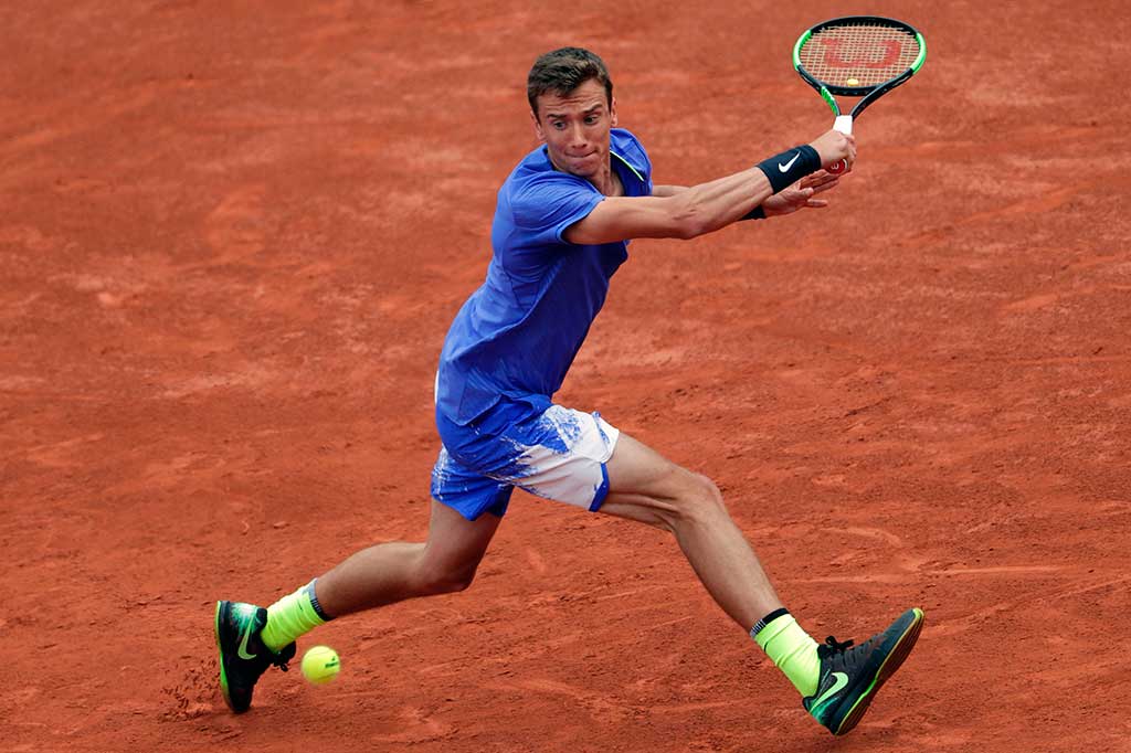 Setelah kalah di set pertama 6-4, Kuznetsov menang 6-4 di set kedua atas Murray.