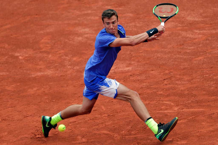 Setelah kalah di set pertama 6-4, Kuznetsov menang 6-4 di set kedua atas Murray.