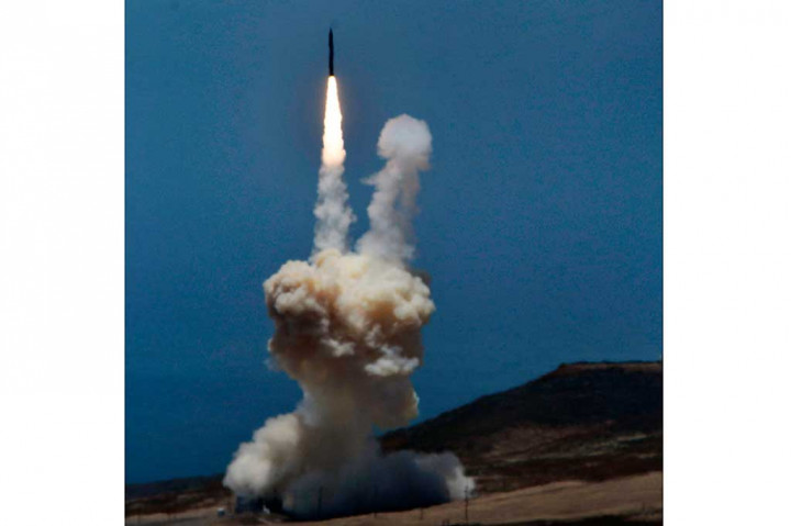 Sebuah roket yang dirancang untuk mencegat rudal balistik antar-benua diluncurkan dari Pangkalan Angkatan Udara Vandenberg, California, Selasa (30/5/2017) waktu setempat.