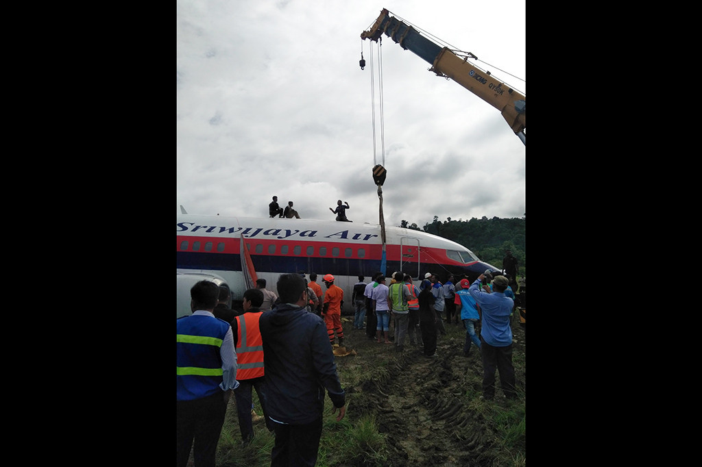 Pesawat tergelincir diduga disebabkan karena kondisi landasan pacu bandara Rendani dalam keadaan basah akibat hujan. 