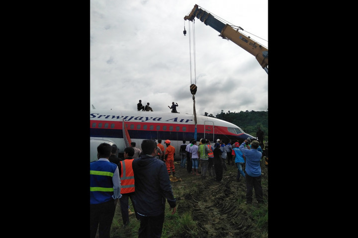 Pesawat tergelincir diduga disebabkan karena kondisi landasan pacu bandara Rendani dalam keadaan basah akibat hujan. 