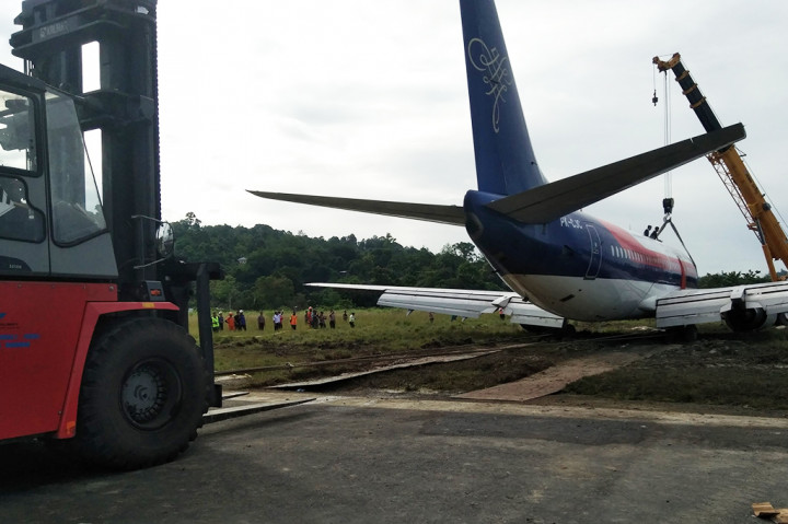 Tidak ada korban jiwa dalam kejadian itu, namun pesawat mengalami kerusakan pada bagian depan.