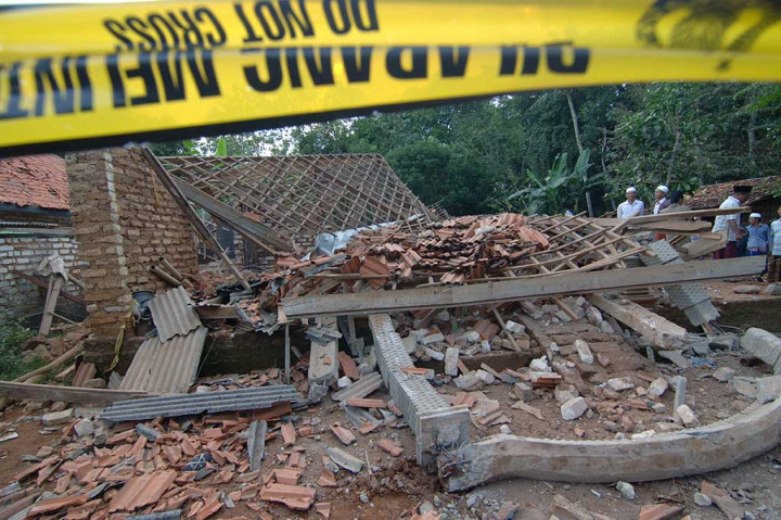 Warga menyaksikan rumah yang ambruk akibat ledakan bubuk petasan di Desa Ambender, Pegantenan, Pamekasan, Jawa Timur, Rabu (31/5/2017).